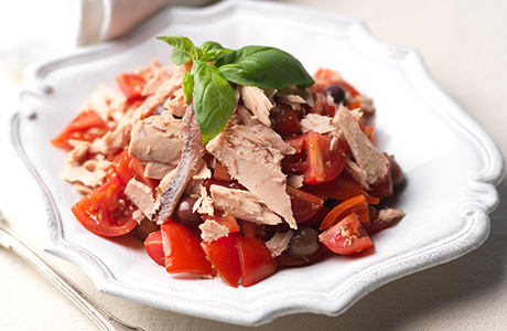 Thick toasted bread with cherry tomatoes, anchovies, capers, tuna and oregano